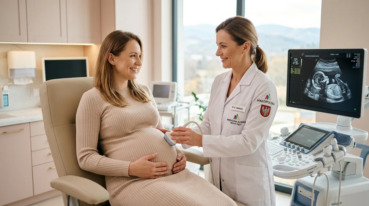 Lekarz i kobieta w ciąży podczas badania ultrasonograficznego w nowoczesnym gabinecie prenatalnym. Scena symbolizuje dostępność opieki zdrowotnej dla przyszłych matek w Małopolsce.
