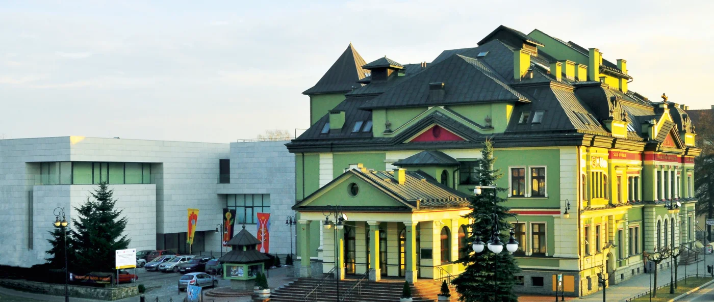Elegancki budynek Małopolskiego Centrum Kultury SOKÓŁ w Nowym Sączu, widok z ulicy Długosza 3.