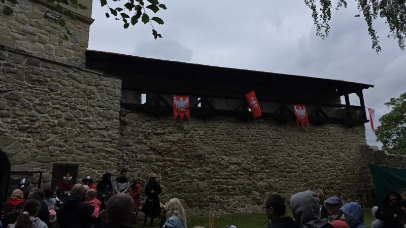 Widok na basztę historyczną, prawdopodobnie część kompleksu militarnego w Nowym Sączu. Konstrukcja ma charakter średniowieczny lub z okresu II wojny światowej, widoczna jest ciemna konstrukcja poddane zmianom i adaptacji.