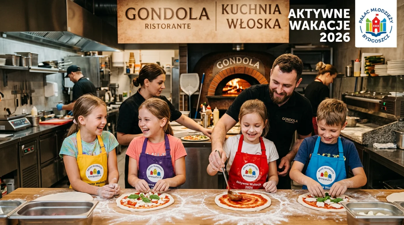 Dzieci w kolorowych fartuchach wspólnie przygotowują pizzę na profesjonalnej kuchni restauracyjnej Gondola. W tle widoczne są nowoczesne urządzenia i personel kucharzy, a na zdjęciu umieszczono napisy o aktywacjach wakacyjnych 202