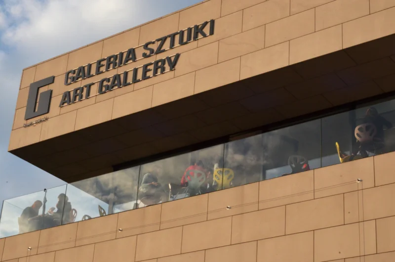 Elewacja budynku Galerii Sztuki Współczesnej (BWA) SOKÓŁ w Nowym Sączu, ukazująca nowoczesny design i napisy identyfikacyjne.